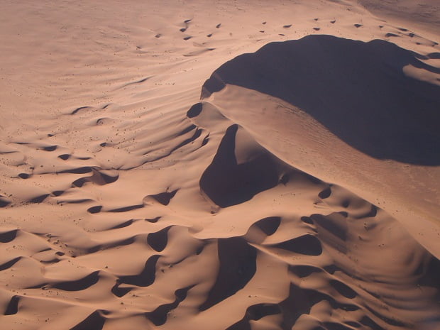 Die hohen Dünen der Namib im Rahmen einer Flugsafari in Namibia gesehen