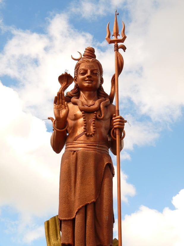 Schon von Weitem grüßt die Shiva Statue am Grand Bassin