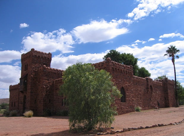 Gesamtansicht von Schloss Duwisib in Namibia