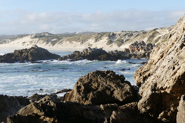 Klippen und Strand von De Kelders aus gesehen