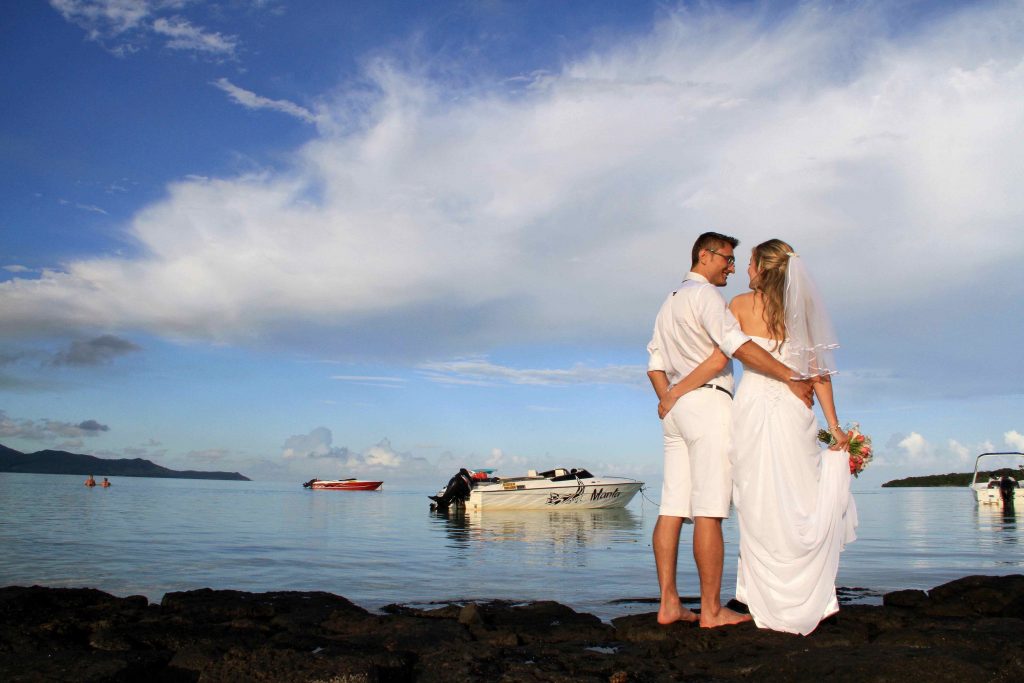 Hochzeitspaar am Strand von Mauritius