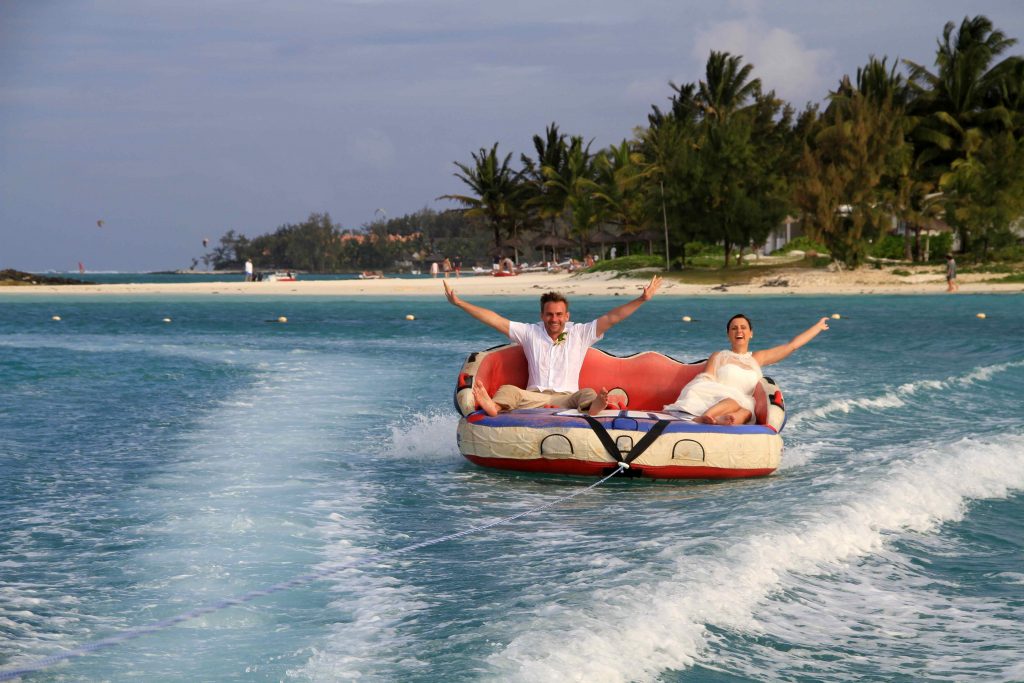 Im Schlauchboot zur Hochzeit auf Mauritius