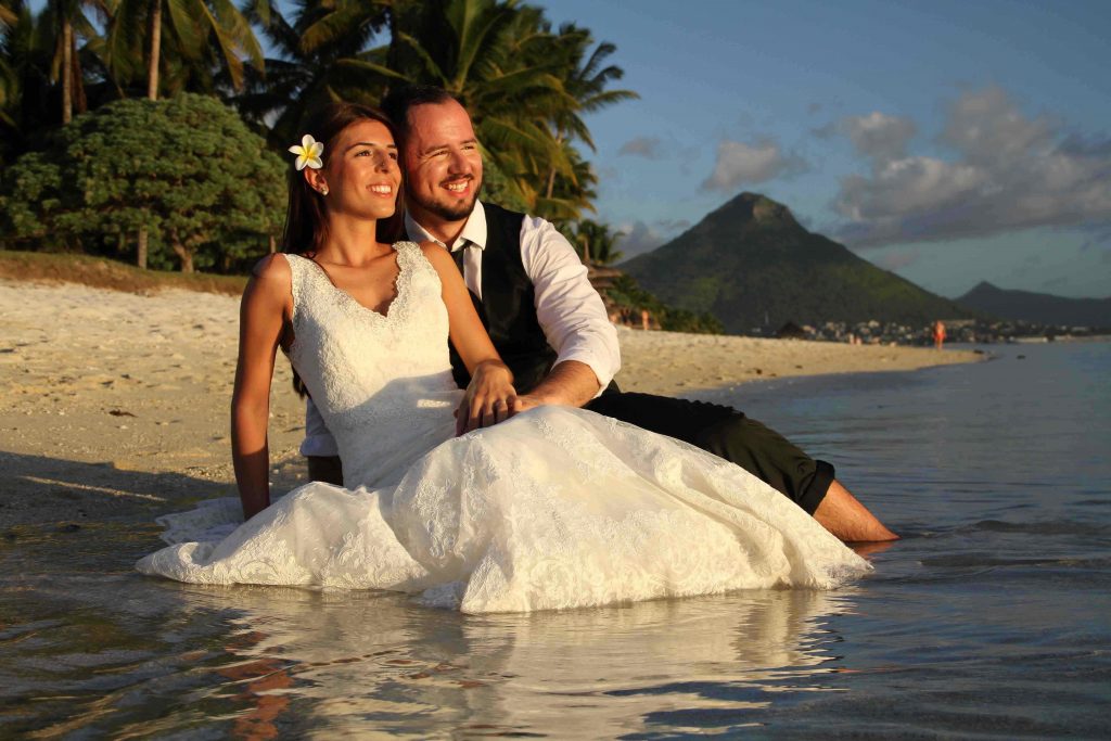 Hochzeitspaar am Strand von Mauritius