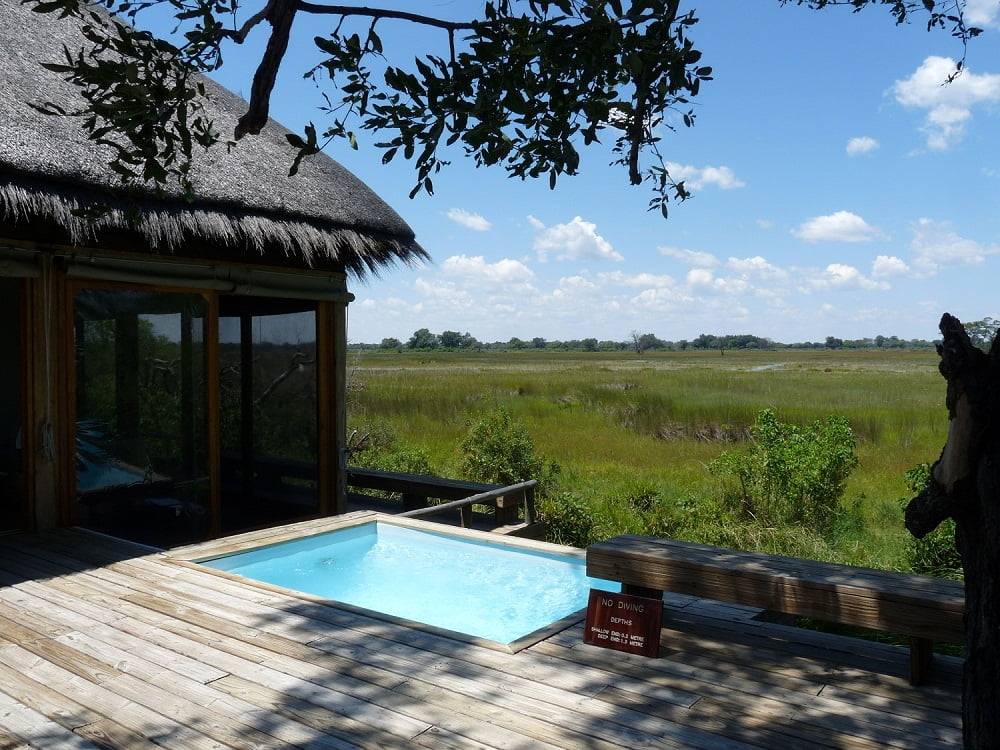 Pool eines Luxuscamps in Botswana