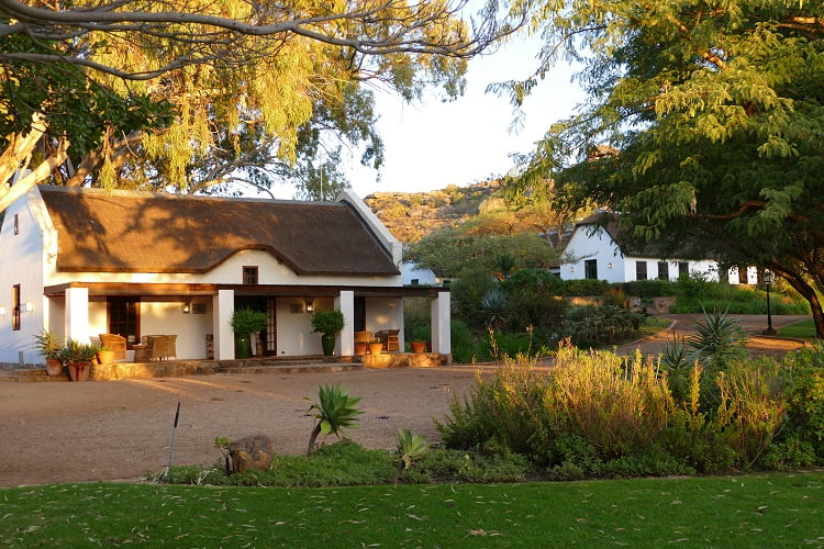 Weißgetünchte Häuser in Bushmans Kloof