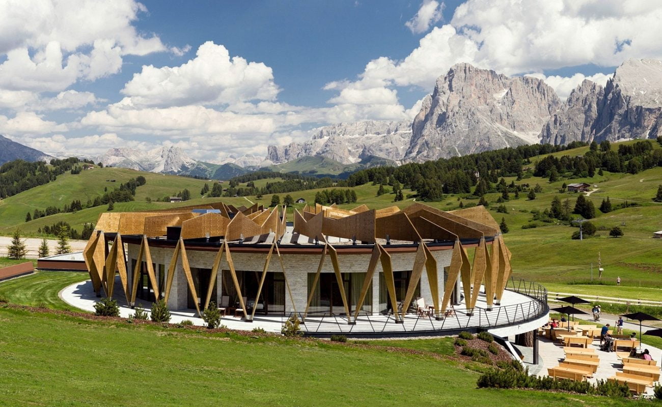 Chalet im Sommer mit Blick auf die Dolomiten