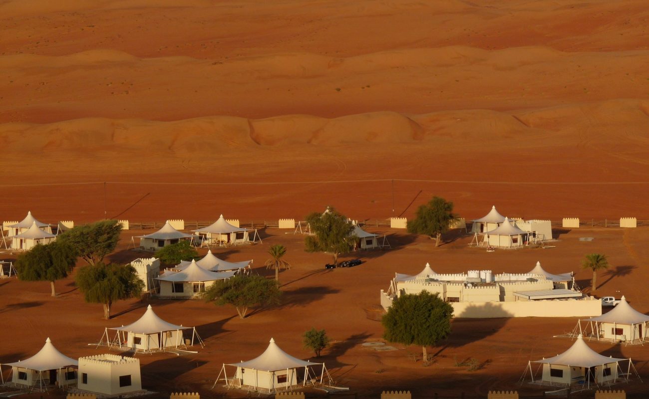 Desert Night Camp vor der Kulisse der roten Dünen