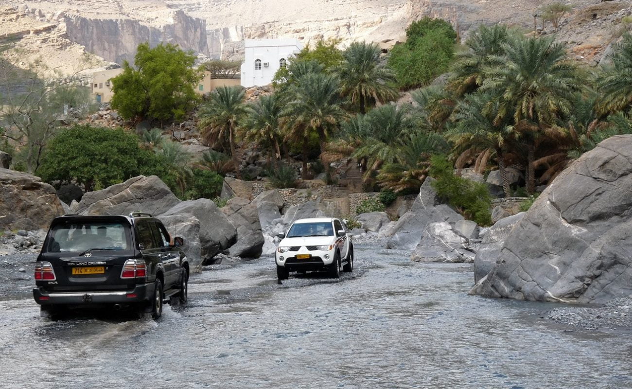 Fahrt durch ein Wadi mit dem Geländewagen