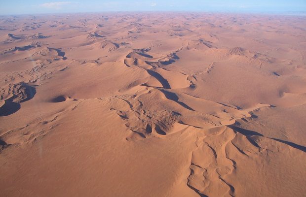 Die roten Dünen der Namibi aus der Luft gesehen