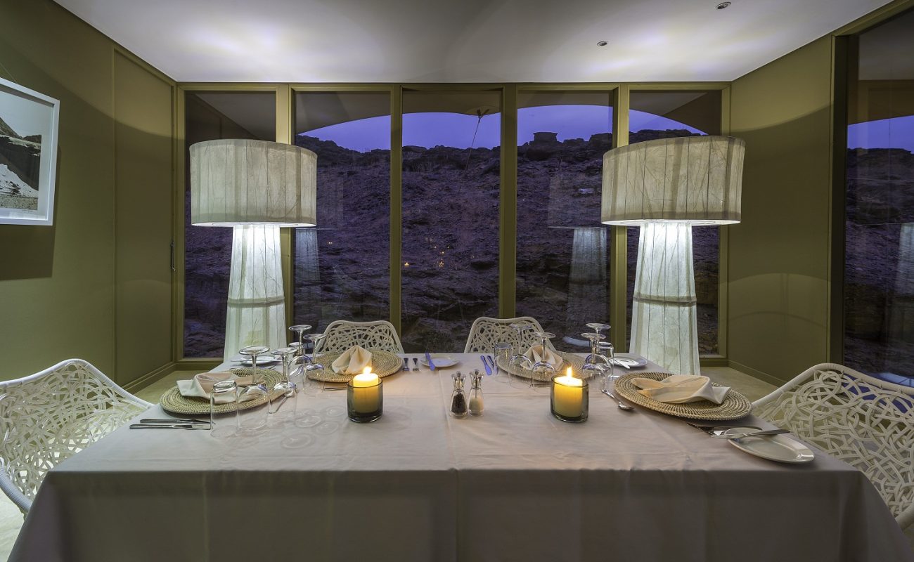 Ein stilvolles Dinner im Hoanib Skeleton Coast Camp