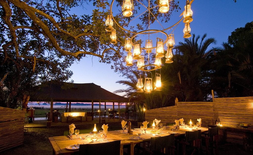 Busanga Bush Camp Dinner unter Laternen D. Allen