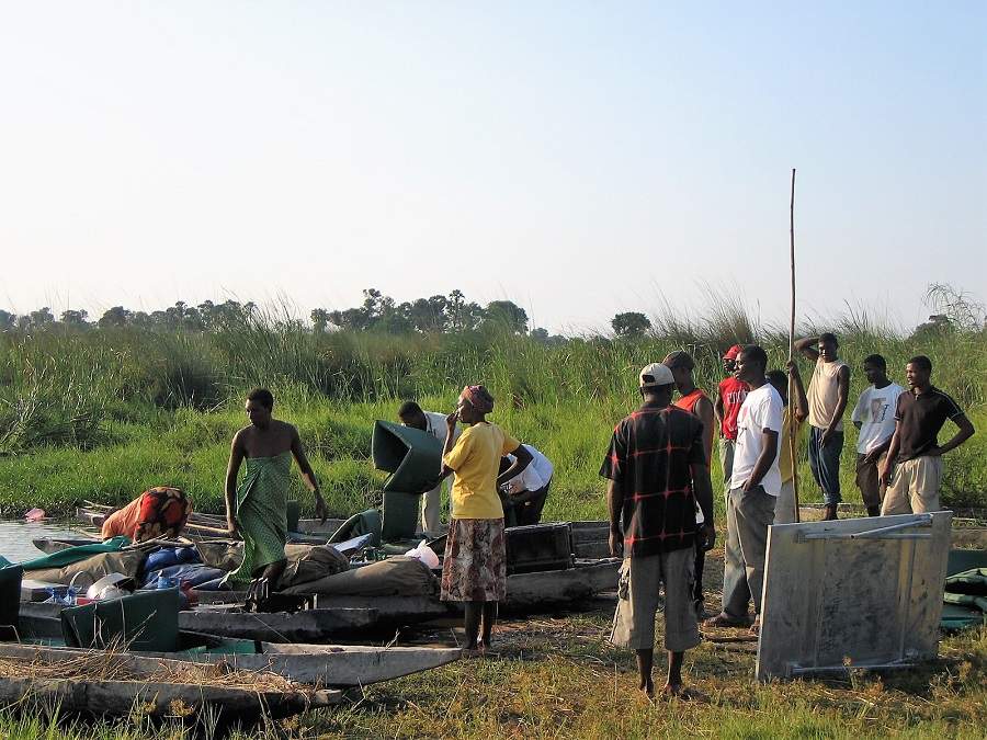 Mokoros und Poler im Okavango Delta