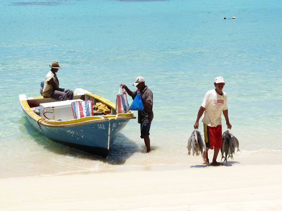 Fischer am Strand von Mahe