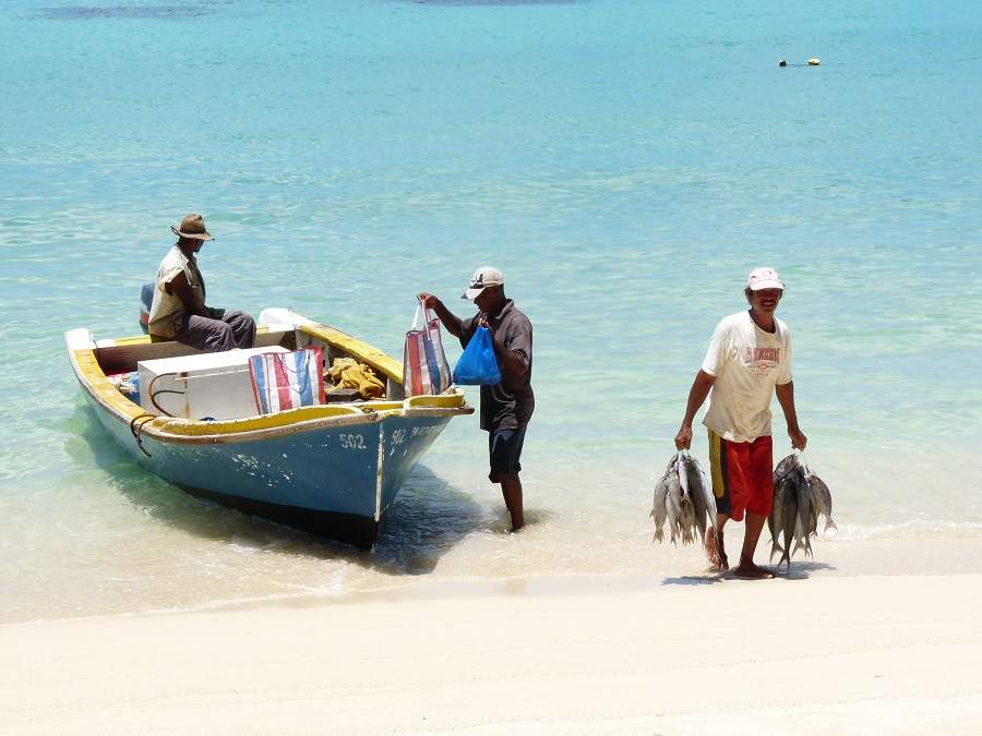 Fischer an der Anse Royal auf den Seychellen