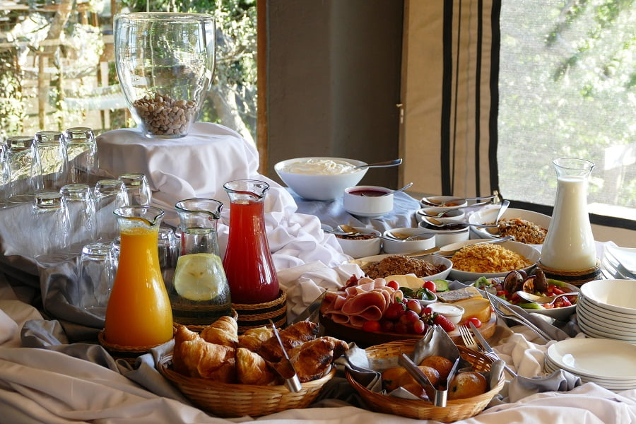 Frühstück in der Luxuslodge Settler's Drift, Kariega, Südafrika