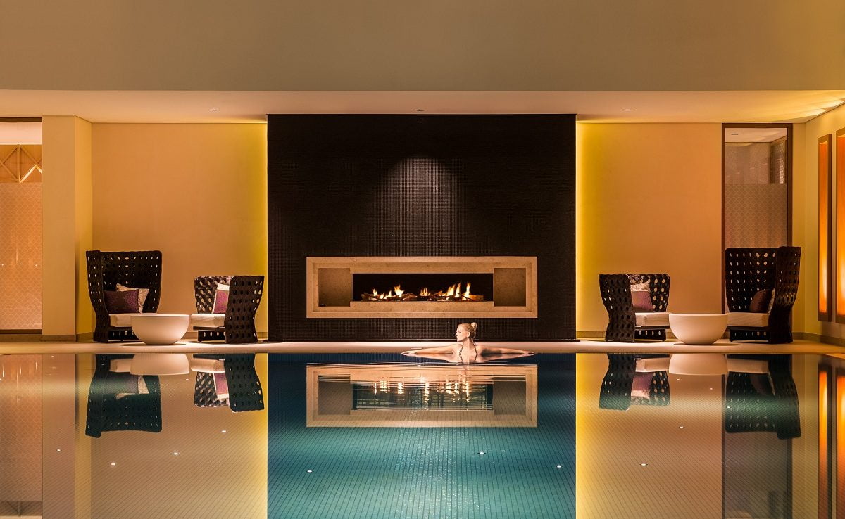 Pool mit Kamin im Luxusresort Severins