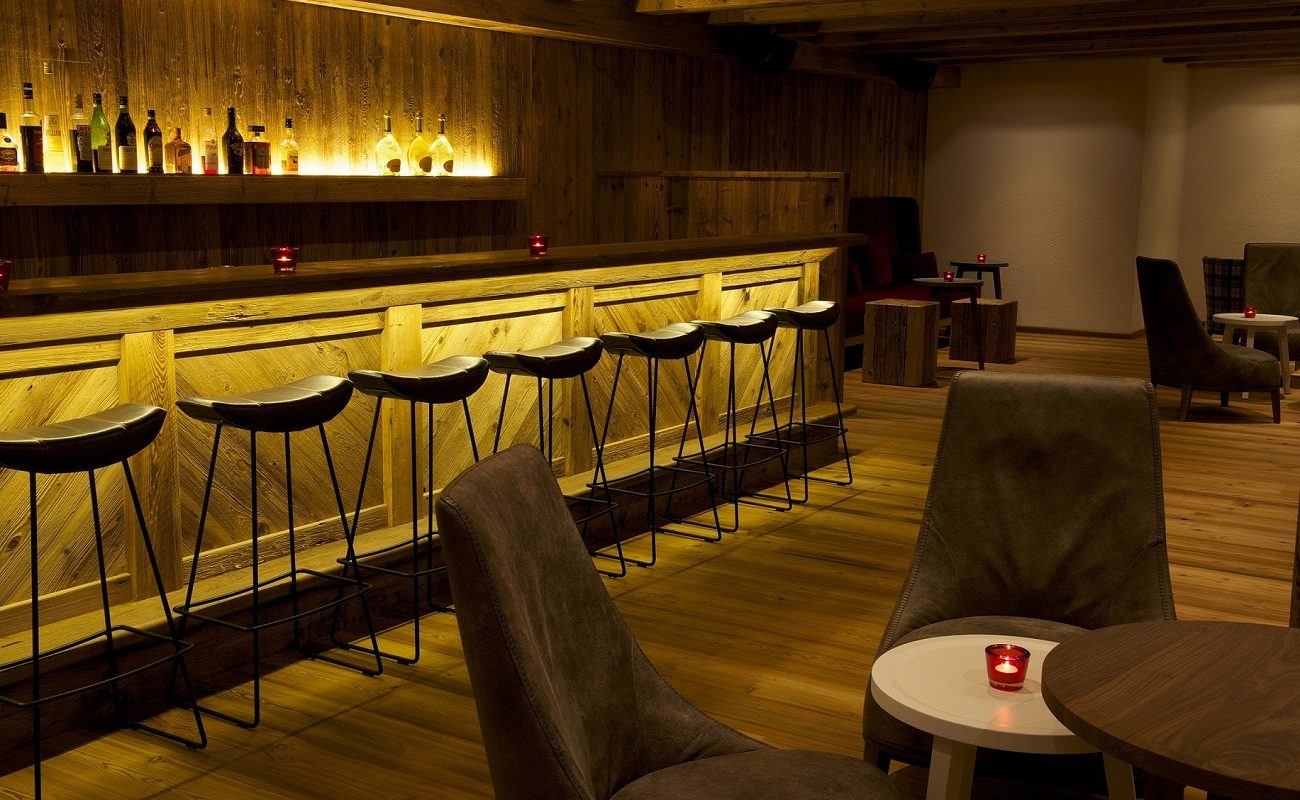 Der stylische Tresen der Bar im Achental