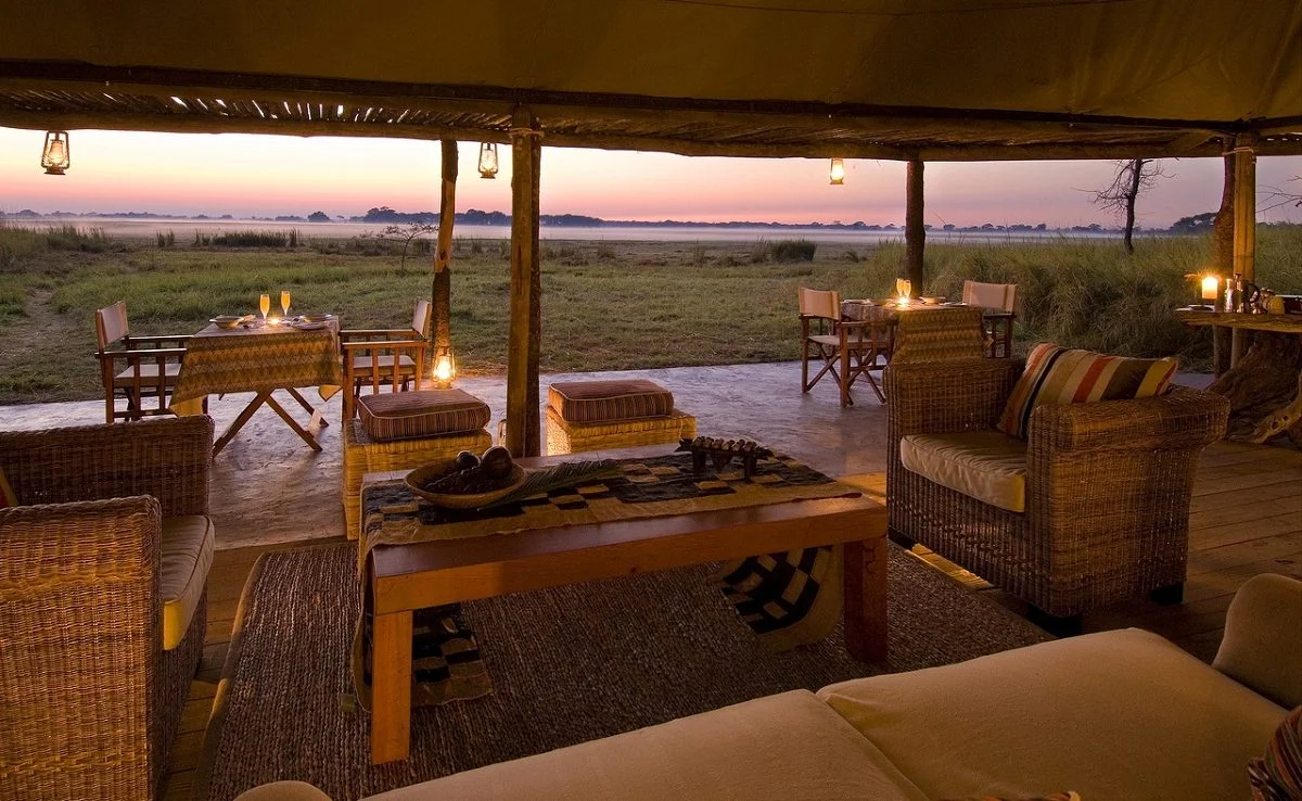 Abendstimmung über den Plains, D. Allen Lounge des Busanga Bush Camps