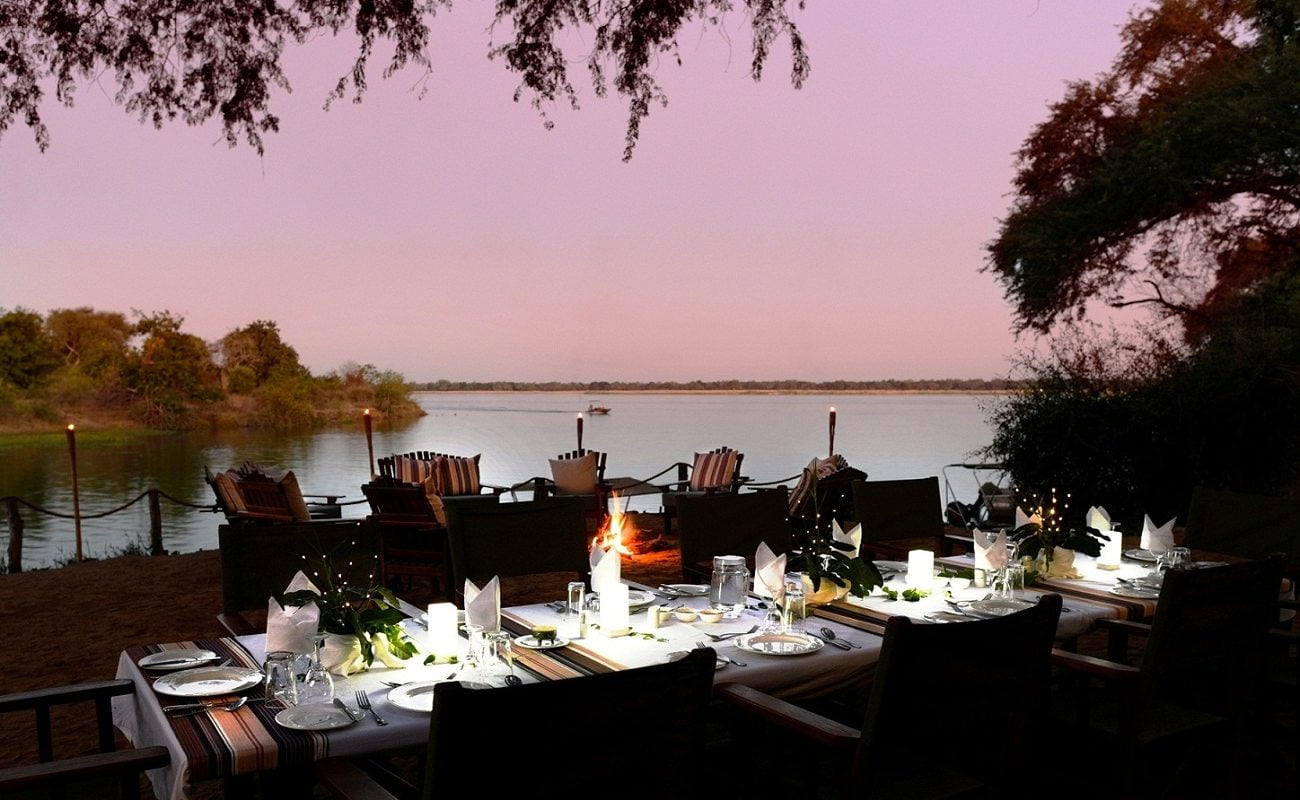 Abendessen mit Blick auf den Lower Zambezi