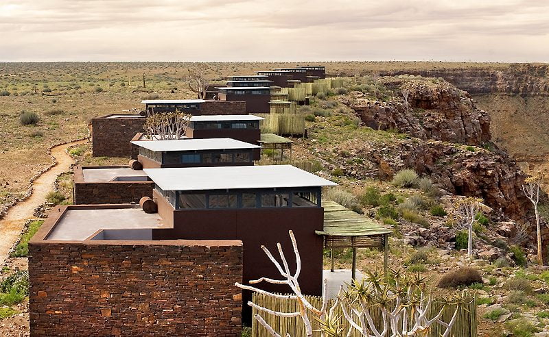 Die modernen Chaltes stehen am Rand des Fish River Canyons