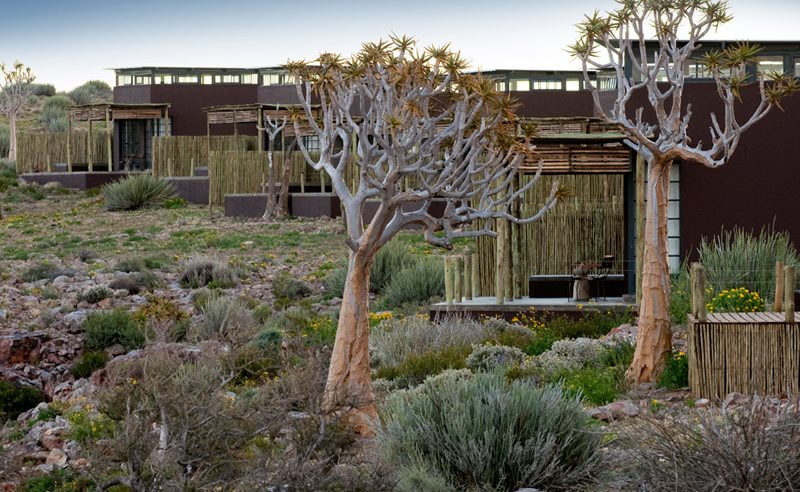 Die modernen Chaltes stehen am Rand des Fish River Canyons