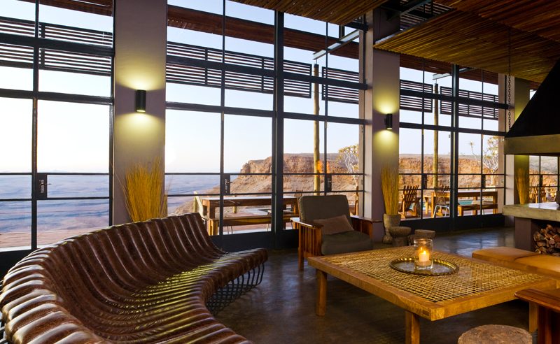 Die stylische Lounge der Fish River Lodge