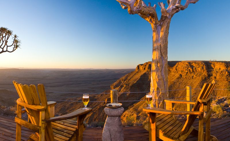 Sundowner vor der Kulisse des Fish River Canyons