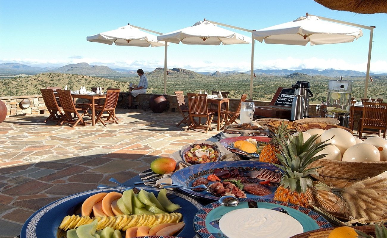 Frühstück auf der Terrasse in der Luxuslodge bei Windhoek