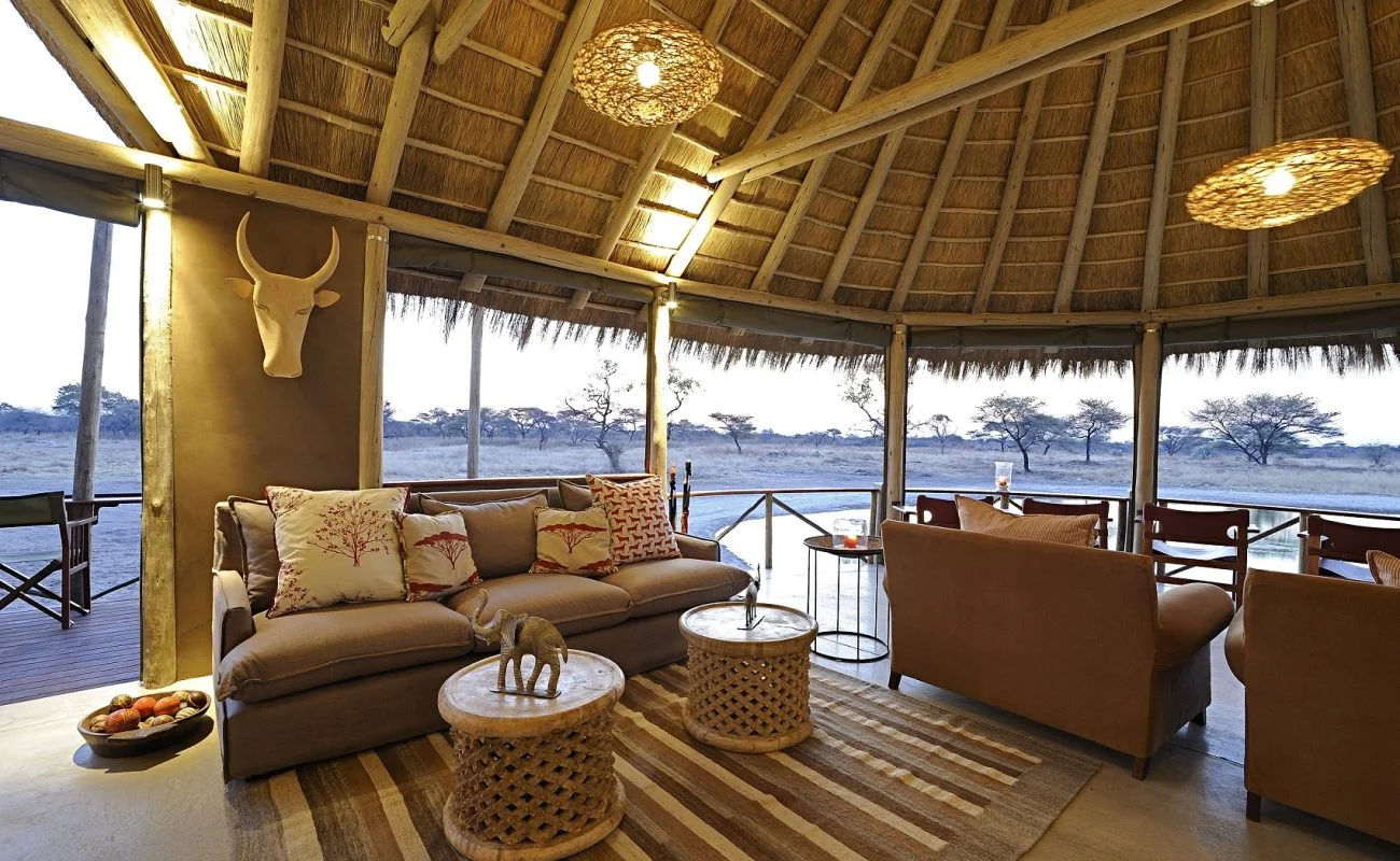 Lounge mit Blick auf das Wasserloch des Onguma Bush Camps