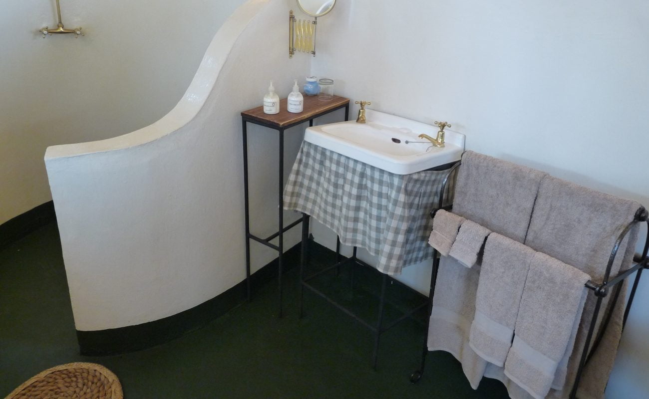Schlicht und funktional - das Badezimmer im Camp von Robin Pope