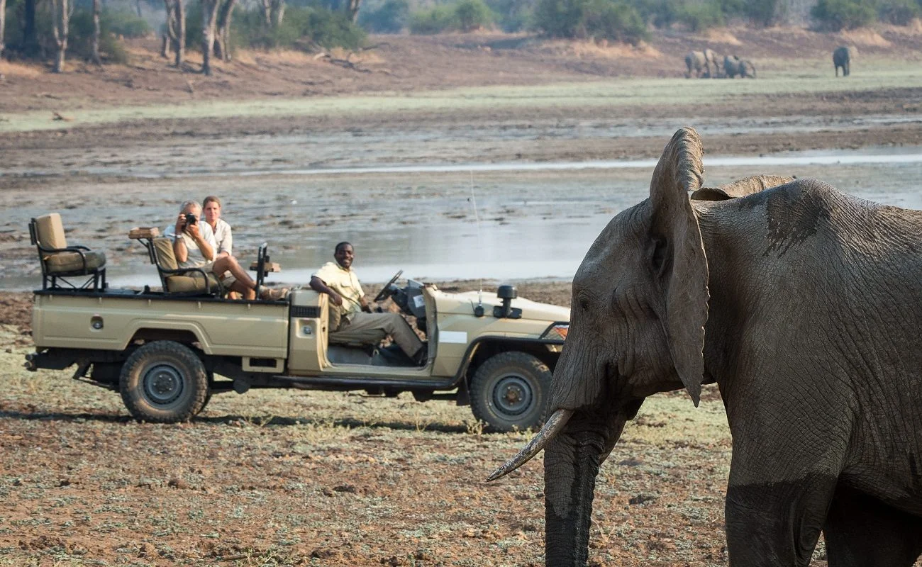 Pirschfahrt im offenen Geländewagen im South Luangwa