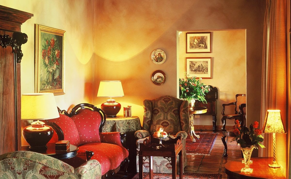 Lounge des Rosenhof in Oudtshorn mit Antiquitäten