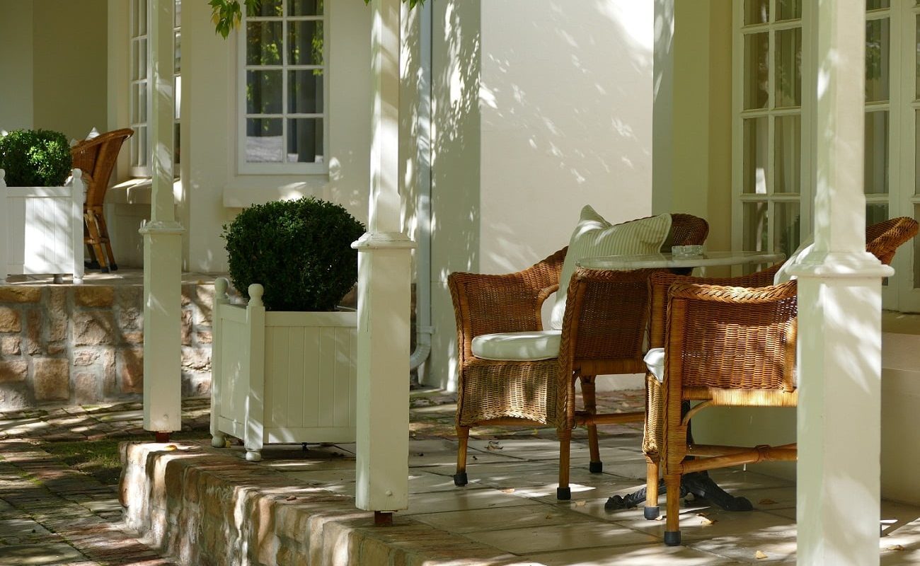 Veranda vor den Suiten im Luxushotel in der Kleinen Karoo