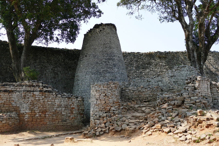 Great Zimbabwe Konischer Turm in der Great Enclosure