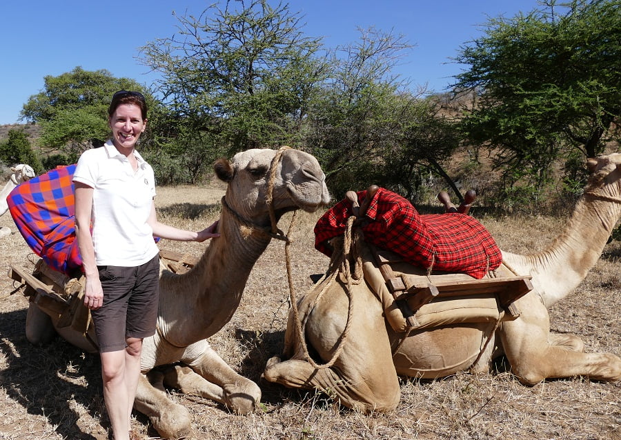 Vor dem knieenden Kamel in Kenia