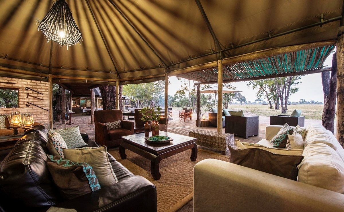 Lounge im Haupthaus des Luxuscamps von Wilderness Safaris