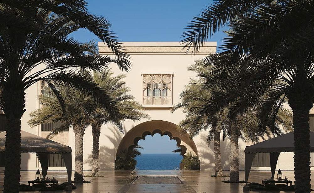 Buchen Sie das Luxushotel mit Genuss Touren und erleben Sie einen exklusiven Badeurlaub im Oman