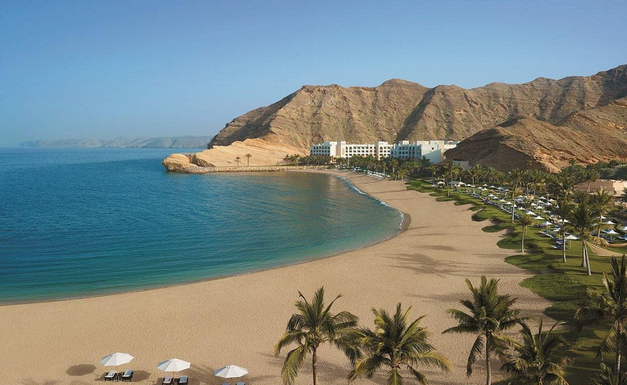 Der lange Strand des Luxusresorts Barr Al Jissah