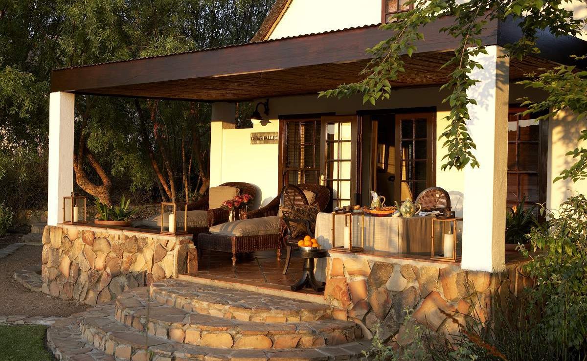 Veranda des Deluxe Zimmers in Bushmans Kloof