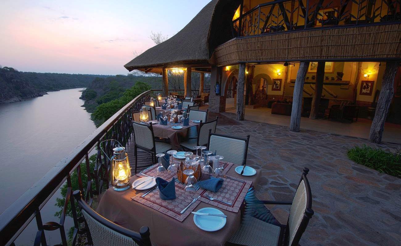 Dinner mit Blick auf den Save River im Gonarezhou Nationalpark