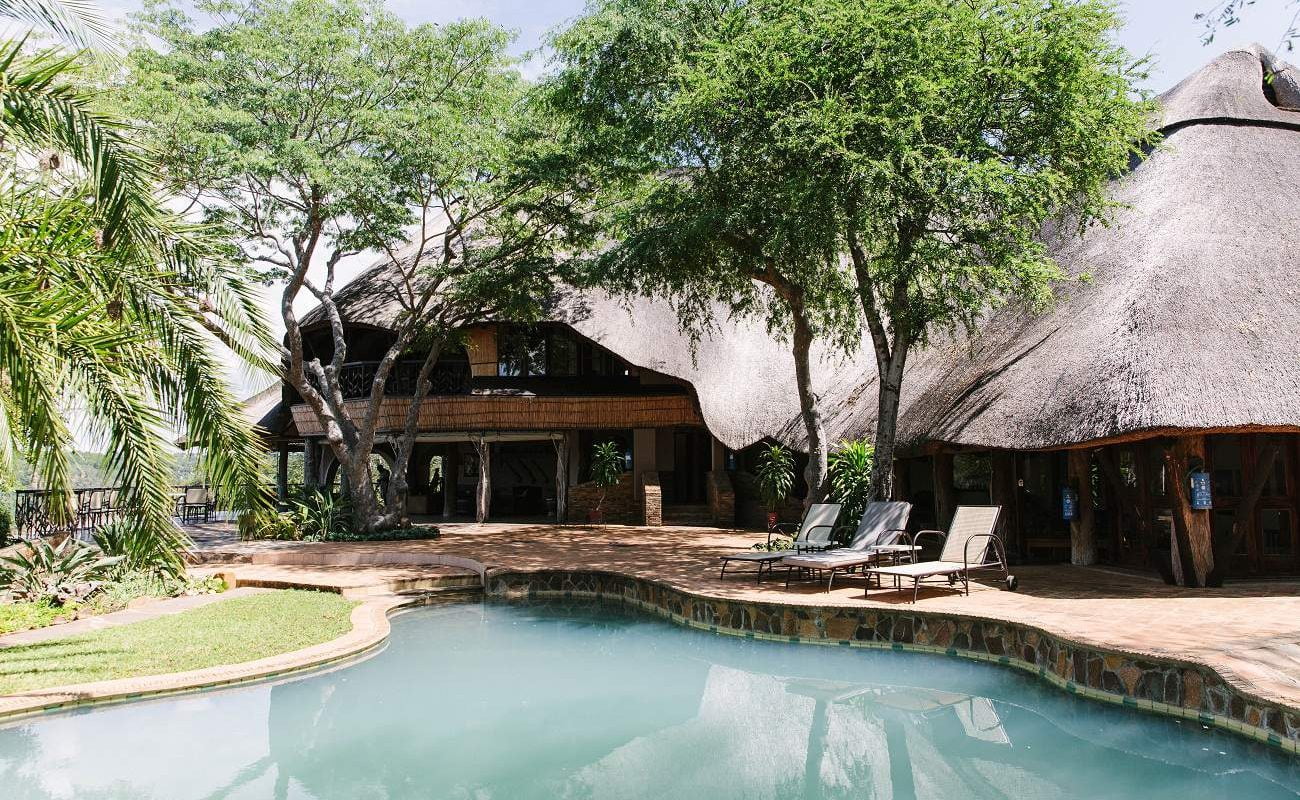 Haupthaus und Pool der Chilo Gorge Lodge
