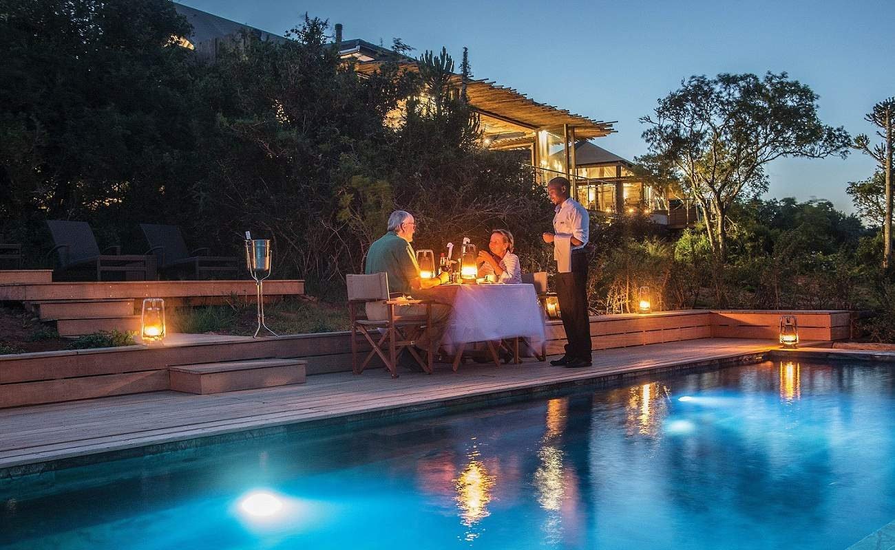Ein romantisches Dinner am Pool von Settler's Drift