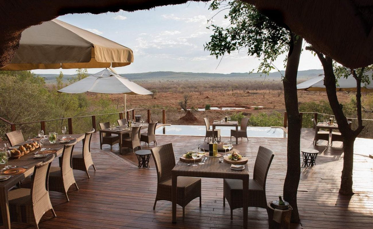 Abendessen auf der Veranda von Madikwe Hills