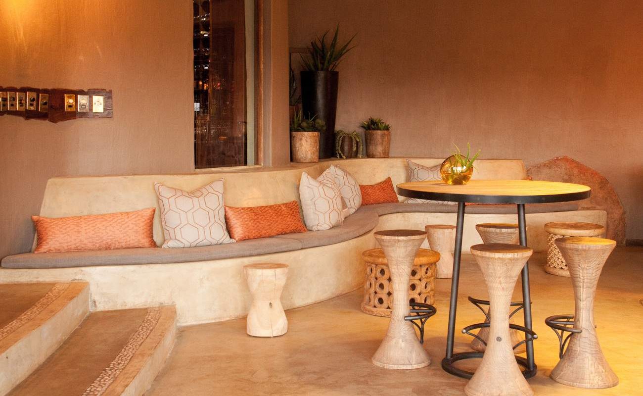 Stylische Lounge und Bar in Madikwe