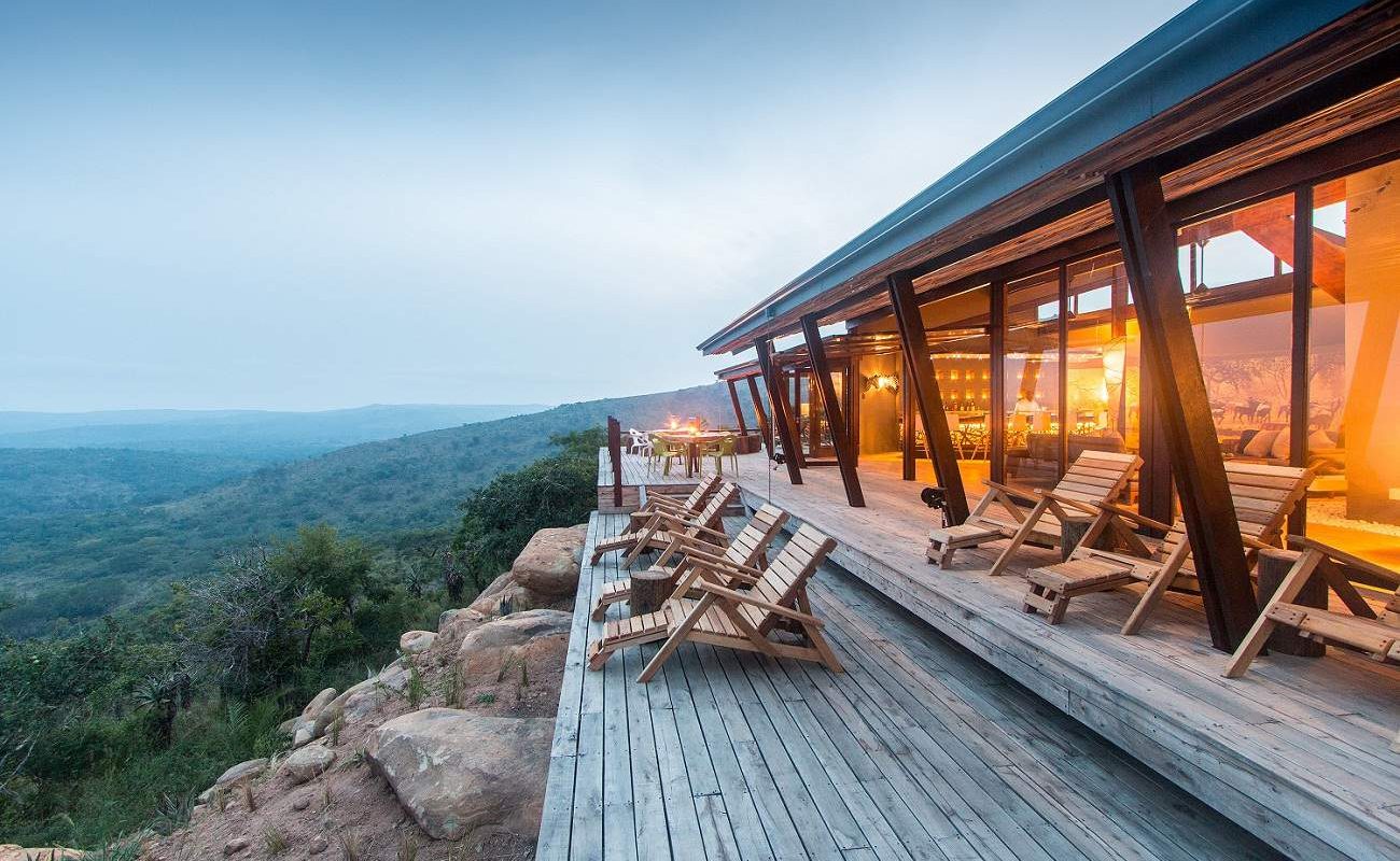 Haupthaus der exklusiven Rhino Ridge Safari Lodge