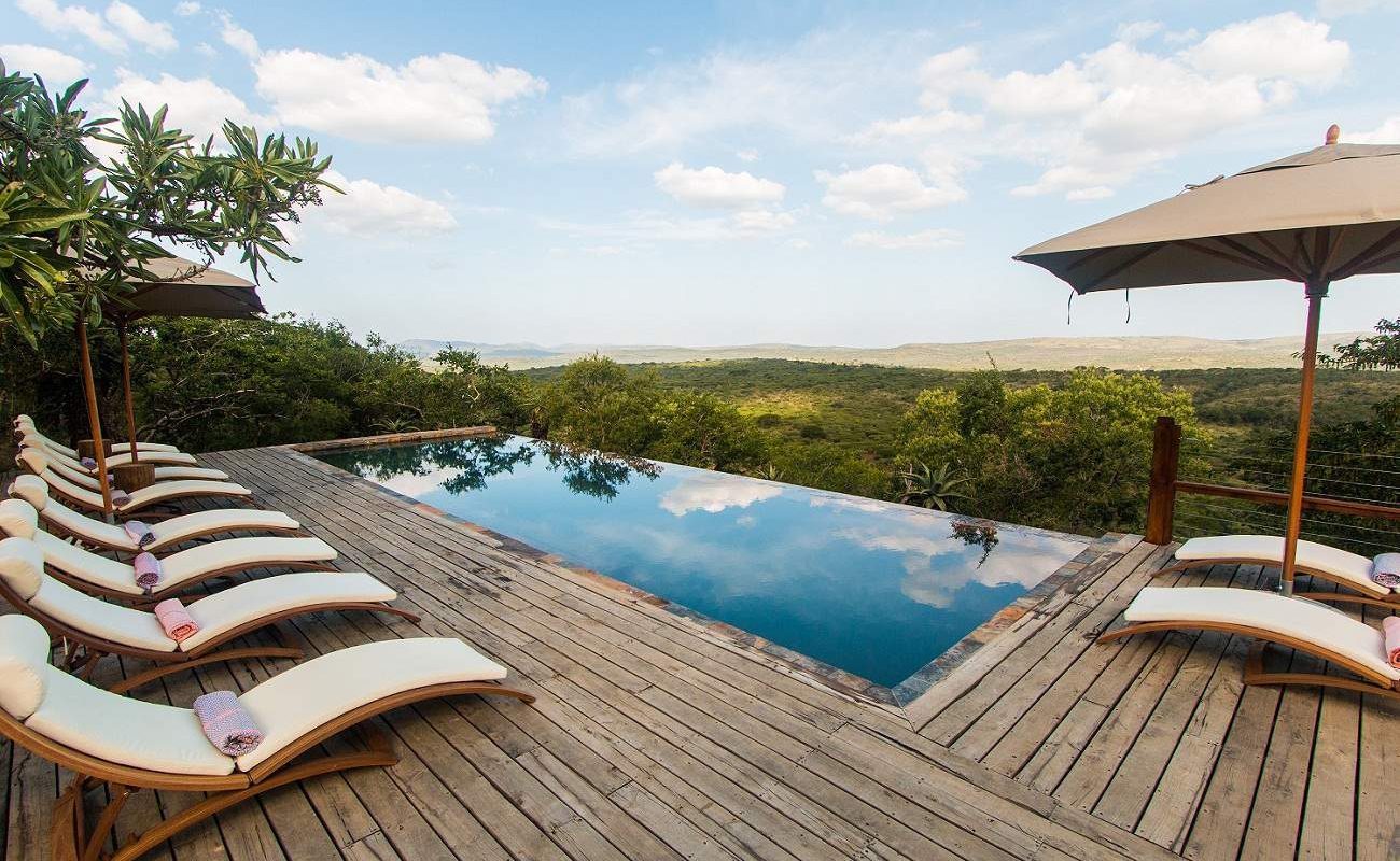 Pool der Rhino Ridge Safari Lodge