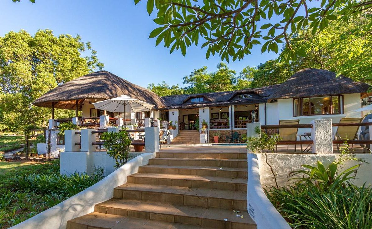 Eingang zur kleinen Lodge am Rand des Krüger Nationalparks