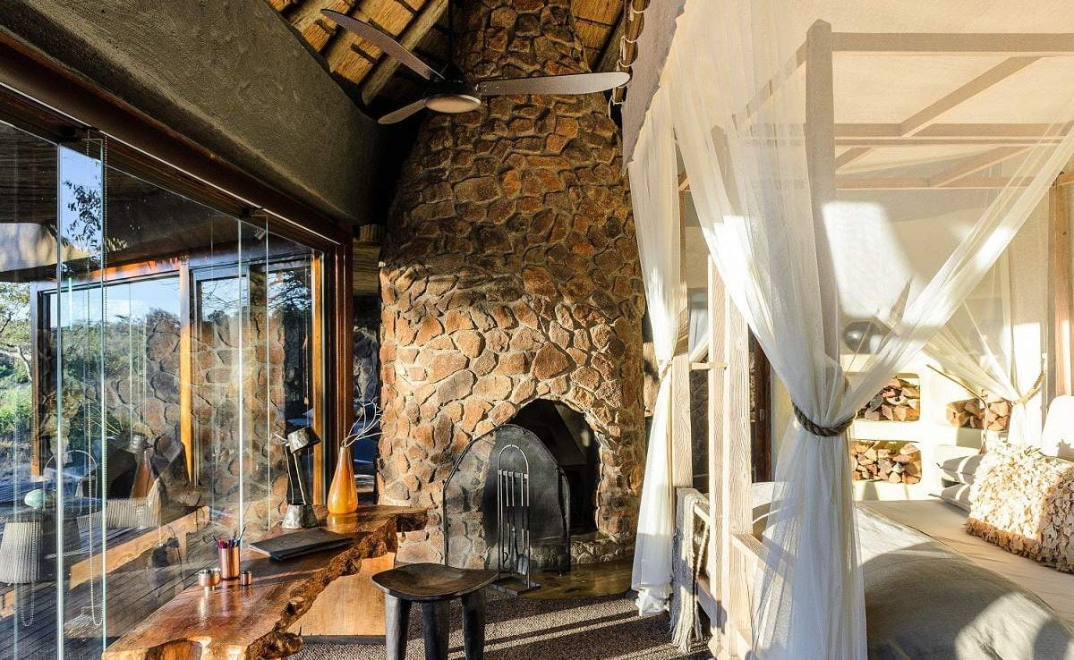 Für kalte Stunden in Kamin im Schlafzimmer der Singita Boulders Lodge