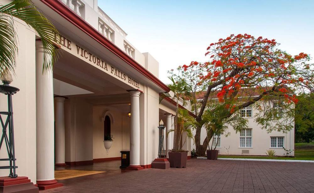 Eingang zum Traditionshotel an den Victoria Falls