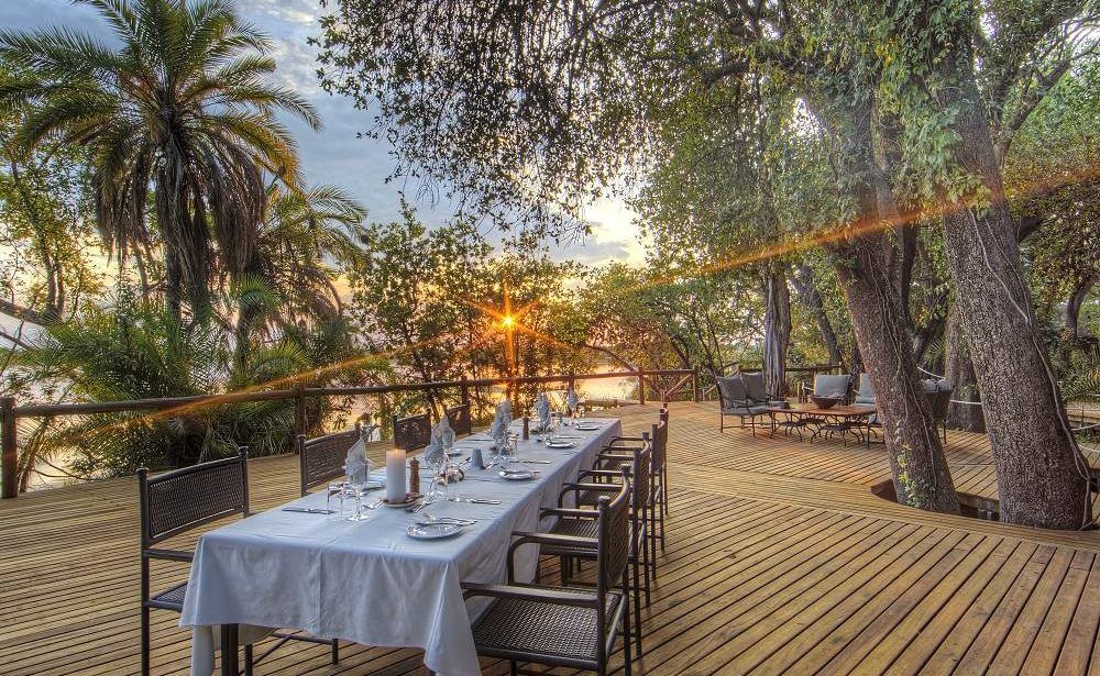 Ein stilvolles Dinner im Freien gehört zu einer Luxussafari mit Genuss Touren dazu